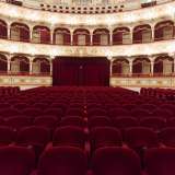 Siamo in platea. Qui sono il rosso e l�oro a dominare la scena e grazie al sapiente posizionamento delle luci e degli specchi l�effetto � quasi abbagliante